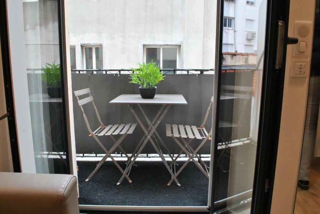 2 Pieces Rue Hoche Apartment
